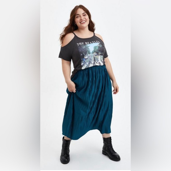 Torrid Beatles Classic Cold Shoulder Tee 5/5X/28 - Picture 3 of 9